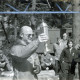 ARH Slg. Bartling 4328, Überreichung eines Pokals an die Sieger bei einem Wettbewerb im Gelände durch Oberstleutnant Stammel, Luttmersen
