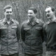 Stadtarchiv Neustadt a. Rbge., ARH Slg. Bartling 4344, Gruppenbild mit vier Luttmersener Soldaten in Arbeitsuniform, rechts daneben der Kommandeur PzArtBtl 35, OTL Reusch, Luttmersen