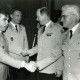 ARH Slg. Bartling 4347, Begrüßung per Handschlag von vier Soldaten in Ausgehuniform (2. v. r. Oberst N. N.), Luttmersen