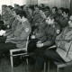 ARH Slg. Bartling 4348, Soldaten beim Kompanieunterricht im Lehrsaal der Kaserne auf Stühlen sitzend und zuhörend, Blick von der linken Seite, Luttmersen