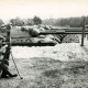 ARH Slg. Bartling 4350, Vier Panzer nebeneinander bei einer NATO-Schießübung aus der Deckung, davor sitzend die Schießkontrolle auf dem Standortübungsplatz, Blick von der rechten Seite, Luttmersen (?)