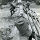 ARH Slg. Bartling 4351, Überklettern eines Hindernisses durch zwei Soldaten auf dem Übungsplatz der Kaserne, Luttmersen