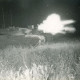Stadtarchiv Neustadt a. Rbge., ARH Slg. Bartling 4352, Panzer bei der Abgabe eines Schusses beim Nachtschießen im Übungsgelände der Garnison, Luttmersen