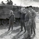 ARH Slg. Bartling 4355, Prof. Monika Ganseforth (MdB, SPD) im Overall mit einer Gruppe von Soldaten bei der Besichtigung einer Schießübung (?) im Gelände der Kaserne neben einem Panzer stehend, Luttmersen