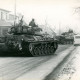 ARH Slg. Bartling 4359, Zwei Panzer bei der Fahrt über die verschneite Straße, Blick über das Heck auf die linke Häuserreihe, Rodewald