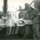 ARH Slg. Bartling 4360, Panzer bei der Fahrt durch eine feldmäßige ABC-Entseuchungsanlage, Blick auf den Bug des Panzers und die Soldaten in Schutzkleidung beim Dekontaminierungseinsatz