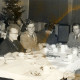 ARH Slg. Bartling 4384, Vorweihnachtliche Feier der Soldaten mit älteren Leuten als Gäste, Blick über den Kaffeetisch auf den erleuchteten Weihnachtsbaum und eine Musikband, Luttmersen