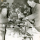ARH Slg. Bartling 4385, Bewirtung von älteren Leuten durch Soldaten im Soldatenheim Haus an der Jürse, Blick über eine längere Kaffeetafel, Luttmersen