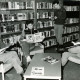 ARH Slg. Bartling 4401, Freizeitgestaltung von vier Soldaten beim Lesen von Büchern und Zeitschriften in der Bücherei der Garnison, Luttmersen
