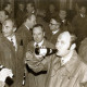 Stadtarchiv Neustadt a. Rbge., ARH Slg. Bartling 4403, Soldaten mit Gästen beim Stehkonvent mit Bier auf einer Barbarafeier, Luttmersen