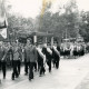 ARH Slg. Bartling 4413, Schützenverein Helstorf beim Einmarsch mit einer Schützenscheibe in die Kaserne, rechts eine zur Begrüßung angetretene Formation von Soldaten, Luttmersen