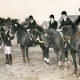 ARH Slg. Bartling 4422, Gratulation von vier aufsitzenden Reitern (links daneben ein Reiter zu Fuß mit Standarte) durch Gerd Herting, Wennigsen (l.) beim Kreisreittag, Mandelsloh