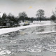 ARH Slg. Bartling 4424, Überschwemmte und verschneite Uferwiesen der Leine, Blick vom Wasser auf ein ufernahes Wohnhaus, Averhoy