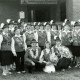 ARH Slg. Bartling 4482, Gruppenbild mit zahlreichen uniformierten Schützinnen mit Hut und dem Schützenkönig vor dem Eingang zum Schützenhaus des Schützenvereins, Mariensee