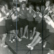 ARH Slg. Bartling 4483, Marienseeer Schützinnen in Uniform untergehakt im Halbkreis bei Gruppentanz und Gesang mit einem Glas in der Hand, Mariensee