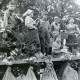 Stadtarchiv Neustadt a. Rbge., ARH Slg. Bartling 4509, Alter Kartoffelroder mit jungen Leuten auf einem Wagen beim Erntefestumzug, Lutter