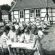 Stadtarchiv Neustadt a. Rbge., ARH Slg. Bartling 4521, Kindernachmittag auf der Wiese neben der Kapelle, Mardorf