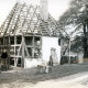 ARH Slg. Bartling 4531, Sanierung der Alten Schmiede mit frei gelegtem Fachwerkskelett und abgedecktem Dach, Außenansicht von hinten über eine Ecke, Mardorf