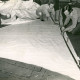 ARH Slg. Bartling 4538, Zwei Männer beim Zuschnitt eines Segeltuchs auf dem Boden in der Segelmacherei Jörg Hustau, Mardorf