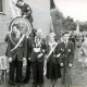 ARH Slg. Bartling 4555, Gruppenfoto der vier königlichen Hoheiten vor der Leiter mit dem Scheibenannageler den 1. Vorsitzenden Walter Langhorst beim Schützenfest, Mardorf
