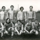 Stadtarchiv Neustadt a. Rbge., ARH Slg. Bartling 4566, Gruppenfoto einer Mannschaft des Fußballvereins im Trikot auf dem Rasenplatz, Mardorf