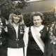 ARH Slg. Bartling 4582, Drei Schützenköniginnen und ein Schützenkönig nebeneinander stehend vor einer Hecke, Lichtenhorst