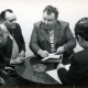 Stadtarchiv Neustadt a. Rbge., ARH Slg. Bartling 4600, Besprechung von vier Männern an einem runden Tischchen, Mardorf