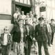 ARH Slg. Bartling 4619, Besuch einer Delegation aus Mardorf / Neustadt a. Rbge. in Mardorf / Hessen, Gruppenfoto auf der Eingangstreppe zum Heimatmuseum, Homberg (Efze)