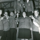 Stadtarchiv Neustadt a. Rbge., ARH Slg. Bartling 4646, Gruppenbild im Festzelt, Schützenkönig 1974, Ehepaar Flassig, oben, rechts Ehepaar Oehlerking beim Schützenfest, Metel