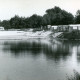 Stadtarchiv Neustadt a. Rbge., ARH Slg. Bartling 4658, Campingwagen und -zelte am Ufer des Tannenburchsees, Blick über das Wasser auf das Ufer, Metel