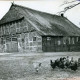 Stadtarchiv Neustadt a. Rbge., ARH Slg. Bartling 4670, Vollmeierhof Nr. 5, Krüppelwalmdach, Pferdeköpfe, Strohdach, Hühnerschar vorm Haus, Blick auf den Fachwerkgiebel und die Seite, Niedernstöcken