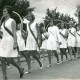 ARH Slg. Bartling 4675, Ausmarsch der Schützen beim Schützenfest, vorweg sechs Damenpaare in Weiß mit Blumenbögen, Niedernstöcken