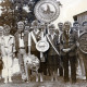 ARH Slg. Bartling 4682, Gruppenbild mit Preisträgern und Preisträgerinnen, in der Mitte Silke Heusmann mit Blumenstrauß und Schützenscheibe beim Schützenfest (2 Ex.), Niedernstöcken