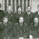 ARH Slg. Bartling 4694, Feuerwehrkommando der Freiwilligen Feuerwehr, Gruppenbild drei Männer in Uniform sitzend, fünf dahinter stehend, Nöpke
