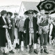 ARH Slg. Bartling 4707, Gruppe von verkleideten jungen Leuten beim Festumzug auf dem Schützenfest, Nöpke