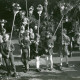 ARH Slg. Bartling 4720, Gruppe von Kindern, die Stangen schwenken, an deren Spitzen Blumensträuße befestigt sind beim Erntefestumzug, Nöpke