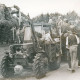 ARH Slg. Bartling 4721, Fendt-Traktor mit Frontlader, an dem die Erntekrone hängt von vorn, auf dem geschmückten Anhänger zahlreiche junge Leute beim Erntefestumzug, Nöpke