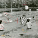 Stadtarchiv Neustadt a. Rbge., ARH Slg. Bartling 4725, Junge Leute beim Spiel mit einem Ball im Schwimmbecken im Freibad, Nöpke