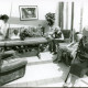 ARH Slg. Bartling 4747, Gruppe von Seniorinnen im Wohnraum des Altenheims auf einem Sofa und in Sesseln sitzend und sich unterhaltend, Nöpke