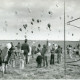 ARH Slg. Bartling 4750, Größere Zahl von Kindern auf einer Wiese beim Start eines Ballon-Weitflug-Wettbewerbs, Nöpke