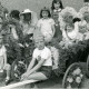 Stadtarchiv Neustadt a. Rbge., ARH Slg. Bartling 4780, Kinder auf Bollerwagen, die mit Blumen und Heidekraut festlich geschmückt sind beim Erntefestumzug, Otternhagen