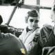 ARH Slg. Bartling 4871, Besuch von Rat und Verwaltung der Stadt Neustadt a. Rbge. auf dem Fliegerhorst, Blick ins Cockpit auf den Navigator, der vom stellv. Bürgermeister Fritz Seehausen (r.) angesprochen wird, Poggenhagen