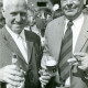 ARH Slg. Bartling 4889, Doppelporträt von Heinrich Fischhöfer (r.) und W. Feise (l.) nebeneinander mit Bier bzw. Schnaps beim Scheibenannageln auf dem Schützenfest, Scharrel