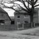 ARH Slg. Bartling 4904, Gemeindebüro neben einem Bauernhaus, Außenansicht, Blick von der Kreuzung Brückenstraße / Fährmannsweg, Helstorf