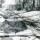 ARH Slg. Bartling 4909, Blick über einige Baumstümpfe am verschneiten Wegesrand, im Hintergrund die dörflichen Siedlungshäuser, Scharrel