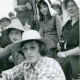 ARH Slg. Bartling 491, Erntefest, Gruppe junger Männer und Frauen mit Hüten und Sense auf einem Wagen (?) sitzend, Stöckendrebber