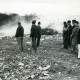ARH Slg. Bartling 4910, Gruppe von Leuten auf der qualmenden Müllkippe, Scharrel