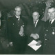 ARH Slg. Bartling 4918, Überreichung von Ehrenurkunden an drei nebeneinander stehende ältere Mitglieder durch Ortsbrandmeister Wilhelm Oehlerking (r.), Scharrel