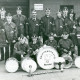 ARH Slg. Bartling 4920, Gruppenfoto der nebeneinander vor dem Feuerwehrgerätehaus postierten Mitglieder des Spielmannszuges (2 Ex.), Borstel