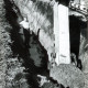 ARH Slg. Bartling 4953, Bagger beim Aushub des Grabens bei der Verlegung der Erdgasleitung durch die Gemarkung, Blick durch den Graben, Suttorf